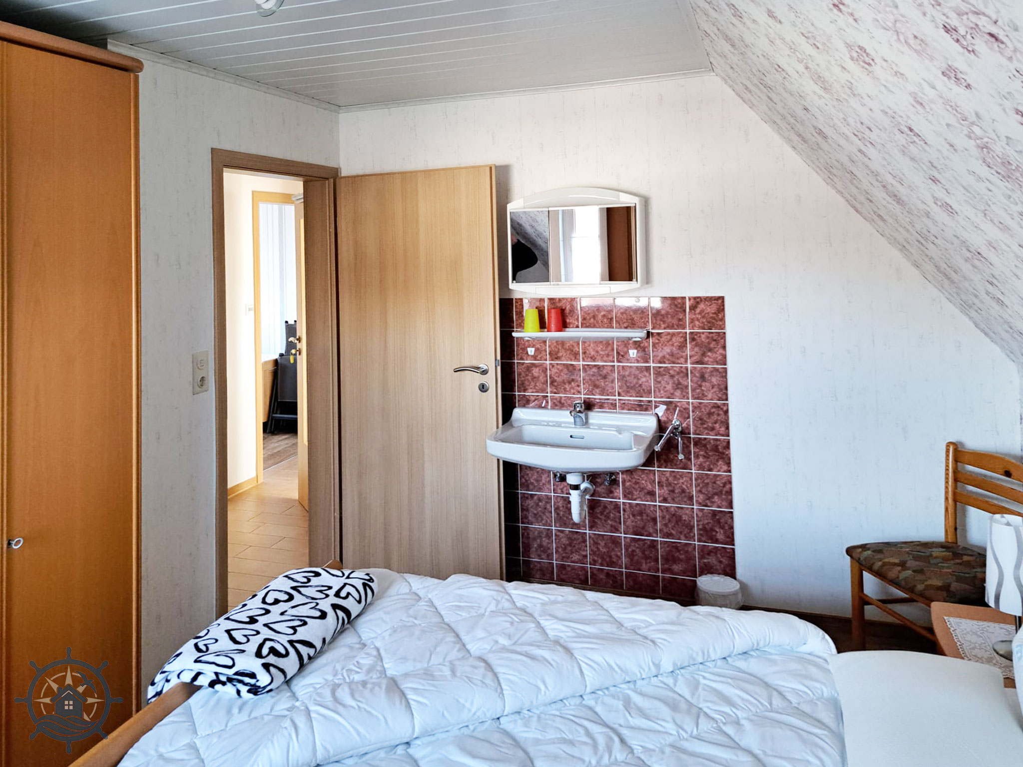 FeWo-Kruse-Ferienwohnung -Schlafzimmer links - Waschbecken