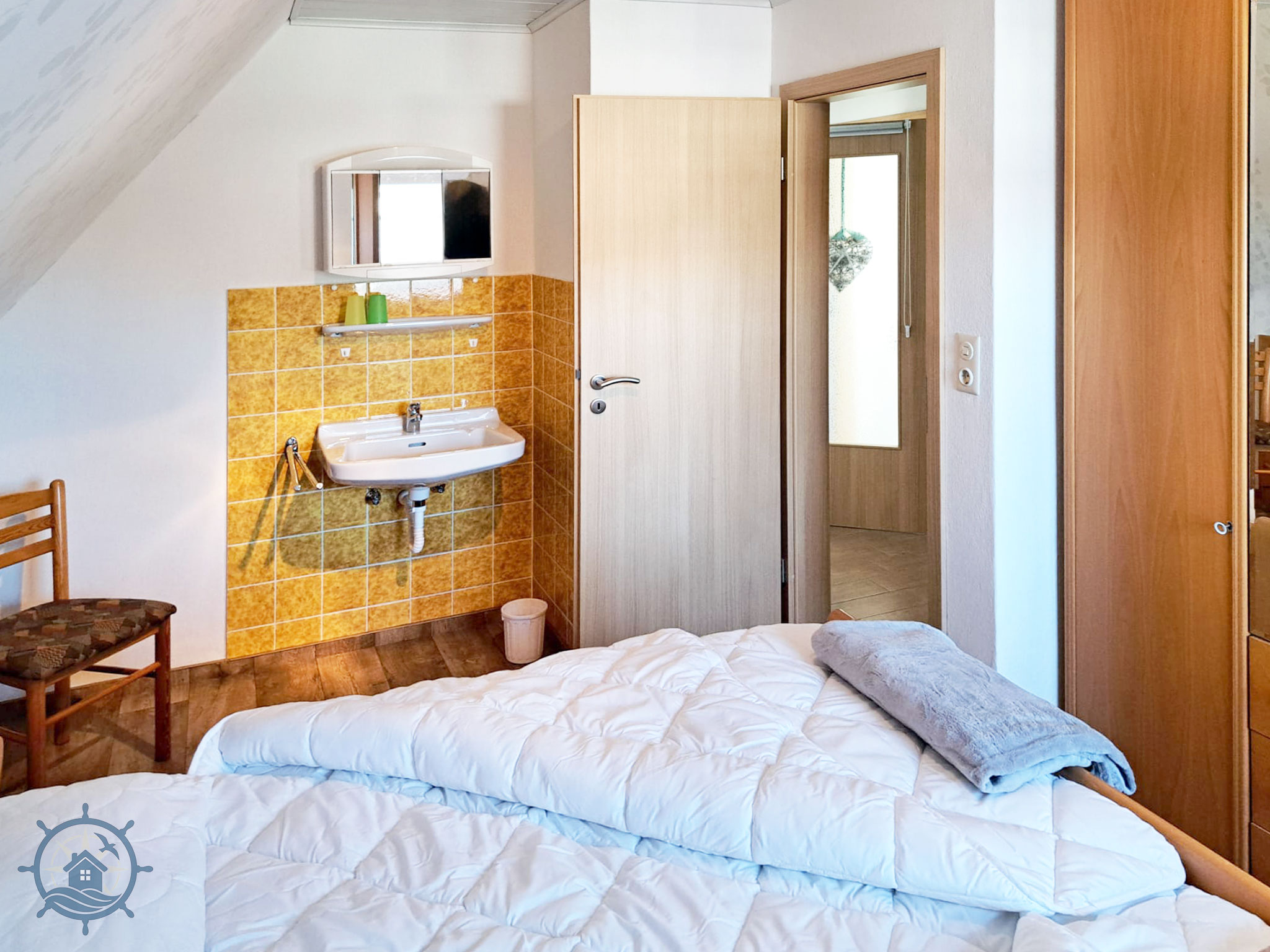 FeWo-Kruse - Ferienwohnung - Schlafzimmer rechts - Waschbecken