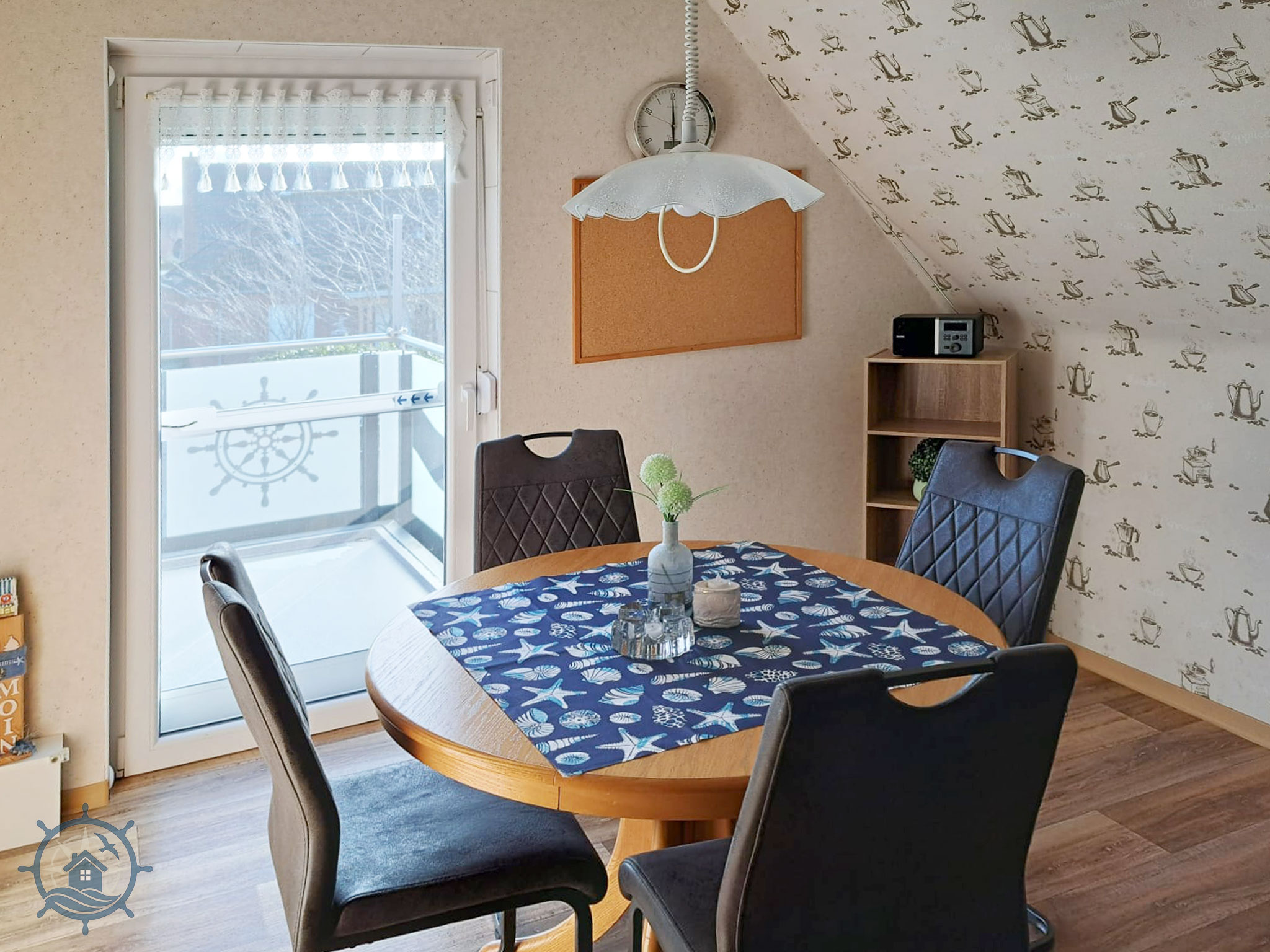 FeWo-Kruse - Ferienwohnung - Wohnküche & Sitzbereich mit Balkonzugang