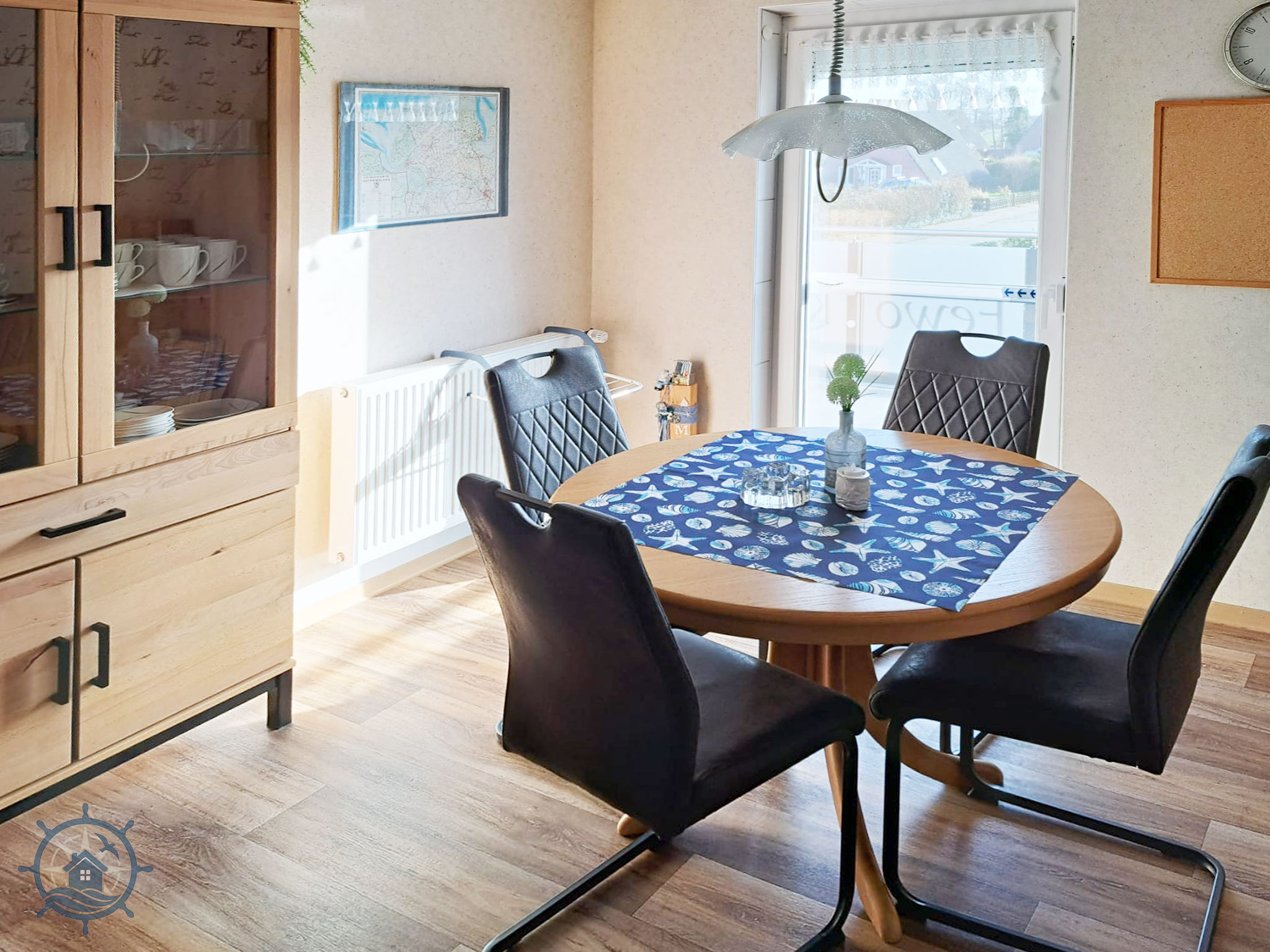 FeWo-Kruse - Ferienwohnung - Wohnküche & Sitzbereich mit Balkonzugang